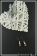 boucles-d-oreilles-sur-clous-ulla-couleur-rose-et-blanc-sur-fond-noir