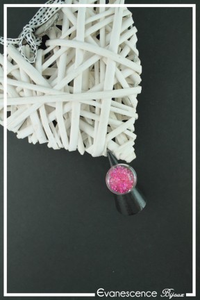 bague-reglable-plume-couleur-fuchsia-mini-diamants-sur-fond-noir