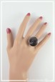 bague-reglable-plume-couleur-noir-paillettes-portee