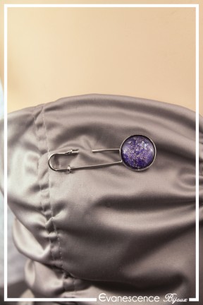 broche-cabochon-galaxie-couleur-bleu-et-violet-portee