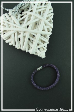 bracelet-en-resille-hagrid-couleur-noir-et-violet-sur-fond-noir