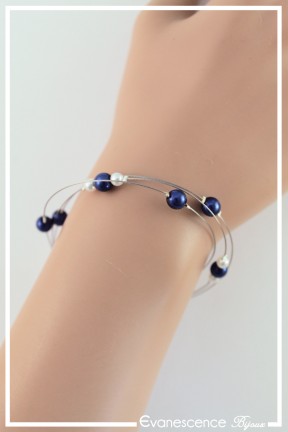 bracelet-en-fil-cable-louna-couleur-bleu-roi-et-blanc-porte
