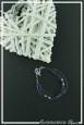 bracelet-en-fil-cable-louna-couleur-bleu-roi-et-blanc-sur-fond-noir