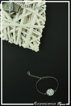 bracelet-cabochon-etoile-couleur-noir-et-blanc-sur-fond-noir