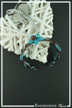 bracelet-en-aluminium-nora-couleur-chocolat-et-turquoise-sur-fond-noir