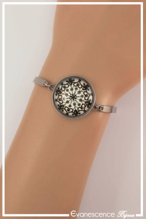 bracelet-cabochon-roue-fleurie-couleur-blanc-et-noir-porte