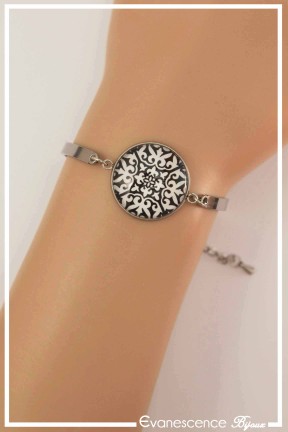 bracelet-cabochon-decor-arabesque-couleur-noir-et-blanc-porte