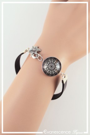 bracelet-cabochon-cabotin-couleur-noir-et-blanc-porte