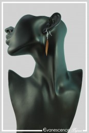 boucles-d-oreilles-plume-yuri-couleur-chocolat-portees