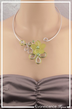 collier-en-aluminium-lili-couleur-argent-et-vert-anis-porte