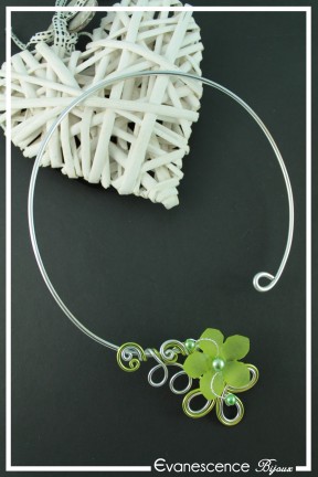 collier-en-aluminium-lili-couleur-argent-et-vert-anis-sur-fond-noir