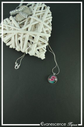 pendentif-cabochon-spirales-couleur-fuchsia-noir-et-vert-sur-fond-noir