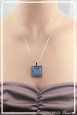 pendentif-cabochon-carre-cachemire-couleur-bleu-et-blanc-porte