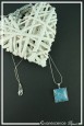 pendentif-cabochon-carre-cachemire-couleur-bleu-et-blanc-sur-fond-noir