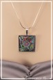 pendentif-cabochon-carre-cachemire-couleur-rose-bleu-et-jaune-porte-zoom