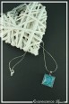 pendentif-cabochon-carre-mosaique-couleur-turquoise-et-bleu-sur-fond-noir