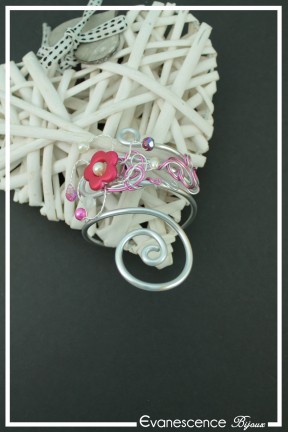 bracelet-en-aluminium-poupette-couleur-argent-et-fuchsia-sur-fond-noir