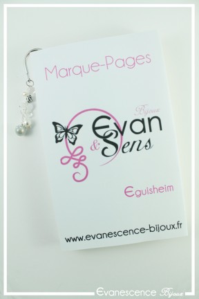 marque-pages-pandora-couleur-blanc-et-argent-avec-livre