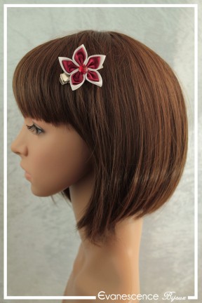 pince-a-cheveux-fleur-akita-couleur-blanc-et-bordeaux-porte