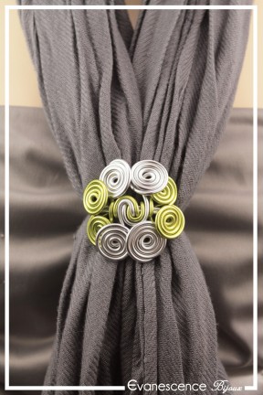 pince-a-foulard-en-aluminium-caprice-couleur-argent-et-vert-pomme-portee