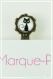 marque-pages-cabochon-bebe-chat-couleur-blanc-et-noir-avec-livre-zoom