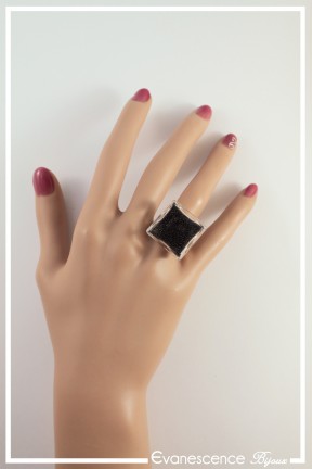 bague-reglable-sirona-couleur-noir-microbilles-portee