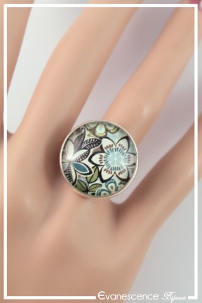 bague-reglable-cabochon-fleurs-geometriques-couleur-vert-et-blanc-portee-zoom