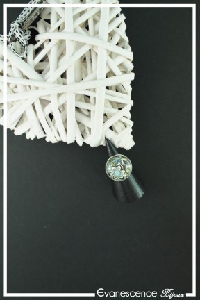 bague-reglable-cabochon-fleurs-geometriques-couleur-vert-et-blanc-sur-fond-noir