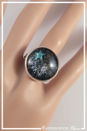 bague-reglable-cabochon-galaxie-couleur-bleu-et-vert-portee-zoom