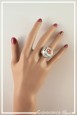 bague-reglable-cabochon-i-(bretzel)-alsace-couleur-blanc-brun-et-noir-portee