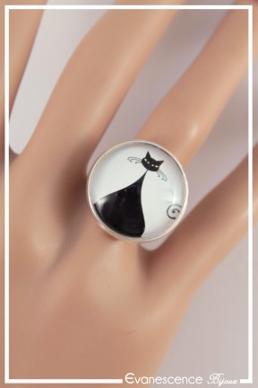 bague-reglable-cabochon-chat-enorme-couleur-blanc-et-noir-portee-zoom