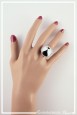 bague-reglable-cabochon-chat-enorme-couleur-blanc-et-noir-portee