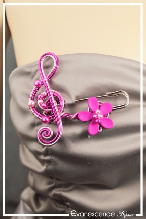 broche-en-aluminium-cleo-couleur-fuchsia-et-rose-portee