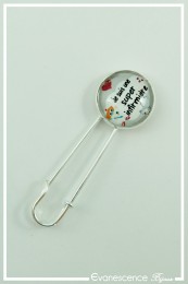 broche-cabochon-super-infirmiere-couleur-blanc-et-gris