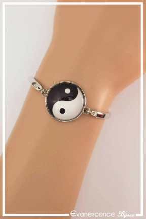 bracelet-cabochon-yin-yang-couleur-noir-et-blanc-porte