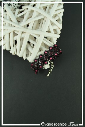 bracelet-en-perles-tissees-safran-couleur-noir-et-rouge-sur-fond-noir