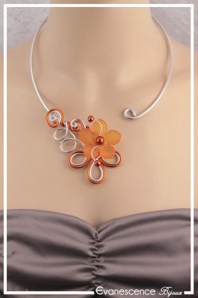 collier-en-aluminium-lili-couleur-argent-et-orange-porte