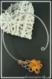 collier-en-aluminium-lili-couleur-argent-et-orange-sur-fond-noir