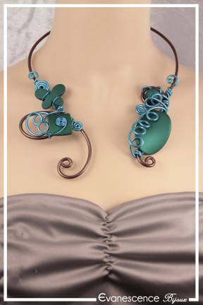 collier-en-aluminium-manou-couleur-chocolat-et-turquoise-porte