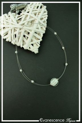 collier-en-fil-cable-gisele-couleur-blanc-et-argent-sur-fond-noir