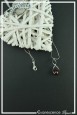 pendentif-chaine-maou-couleur-chocolat-et-argent-sur-fond-noir