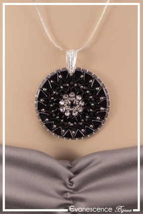 pendentif-en-perles-tissees-gwenn-couleur-noir-et-argent-porte-zoom