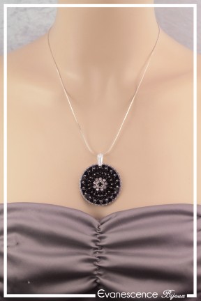 pendentif-en-perles-tissees-gwenn-couleur-noir-et-argent-porte