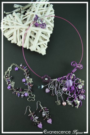 parure-de-bijoux-nenuphar-couleur-violet-et-argent-sur-fond-noir