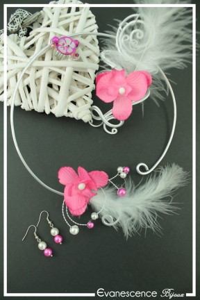 parure-de-bijoux-fada-couleur-blanc-et-fuchsia-modele-plumes-sur-fond-noir