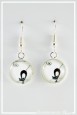 boucles-d-oreilles-chat-qui-fait-la-boule-couleur-blanc-et-noir