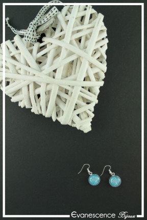 boucles-d-oreilles-cachemire-couleur-bleu-et-blanc-sur-fond-noir