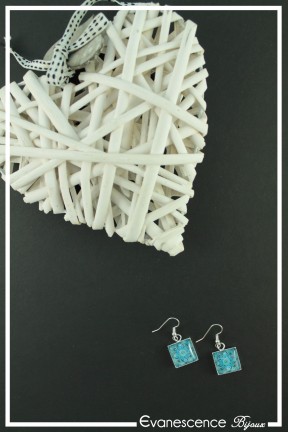 boucles-d-oreilles-mosaique-carre-couleur-turquoise-et-bleu-sur-fond-noir