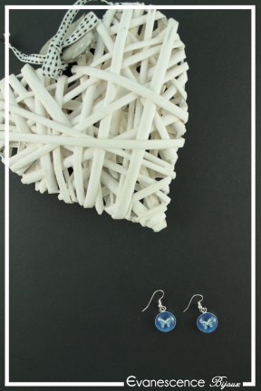 boucles-d-oreilles-papillon-couleur-bleu-nuit-sur-fond-noir