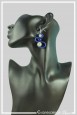 boucles-d-oreilles-bandita-couleur-bleu-roi-et-blanc-portees